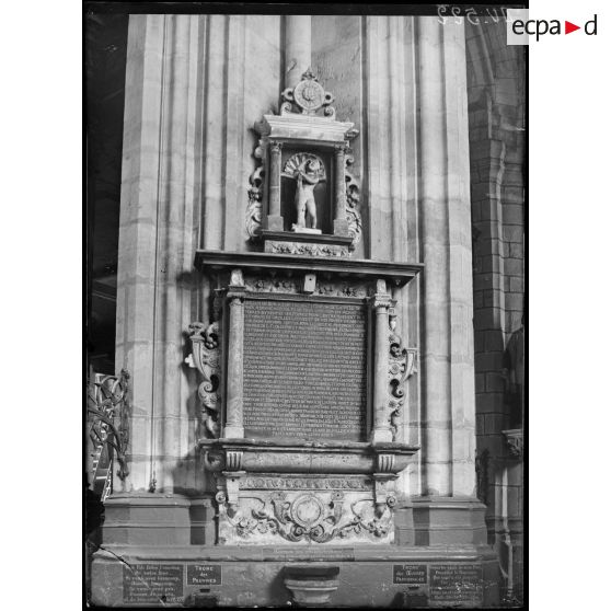 Front Nord, Pas-de-Calais, église de Saint-Omer, ex-vote en marbre du XVIe siècle. [légende d'origine]