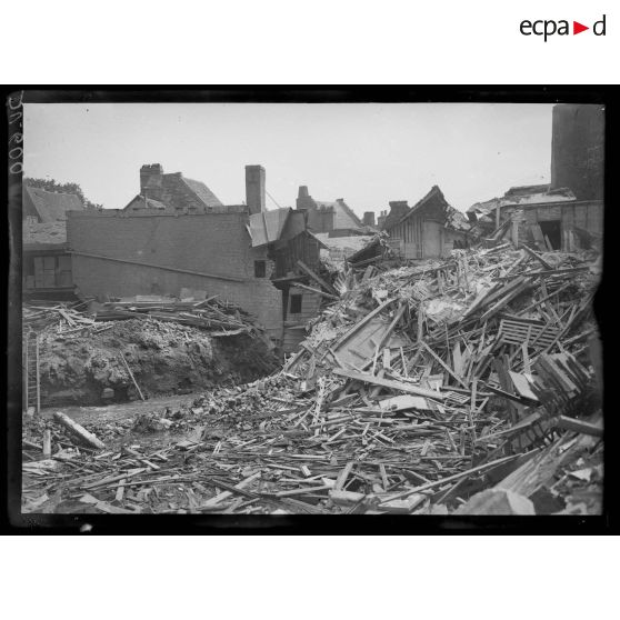 Front Nord, Somme, bombardement d'Abbeville. Place Saint-Catherine. [légende d'origine]