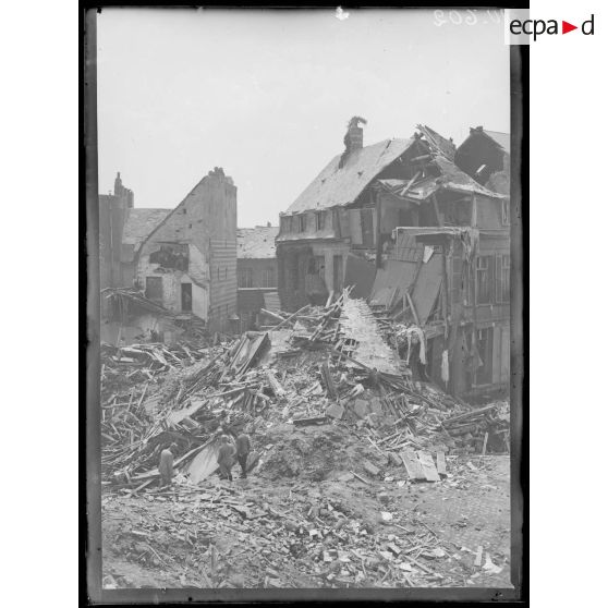 Front Nord, Somme, bombardement d'Abbeville. Place Saint-Catherine. [légende d'origine]