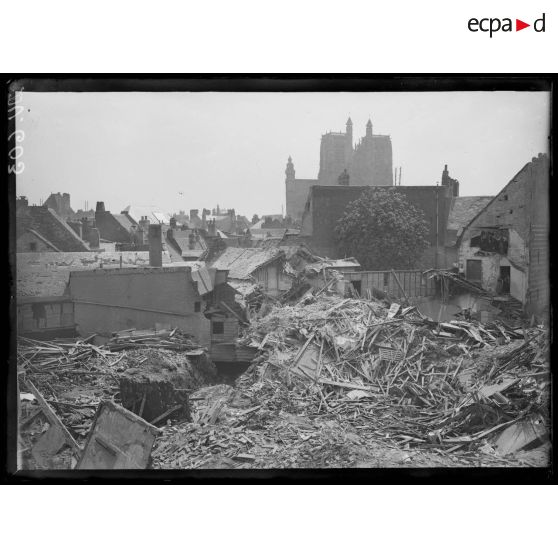 Front Nord, Somme, bombardement d'Abbeville. Place Saint-Catherine. [légende d'origine]