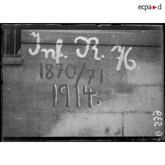 Soissons. Place de la cathédrale. Inscription faite sur un mur pour le 76e d'infanterie allemande pour marquer son passage en 1870-71 et en 1914. [légende d'origine]