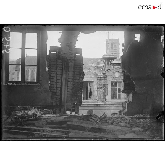 Soissons. Un trou d'obus dans le village. [légende d'origine]