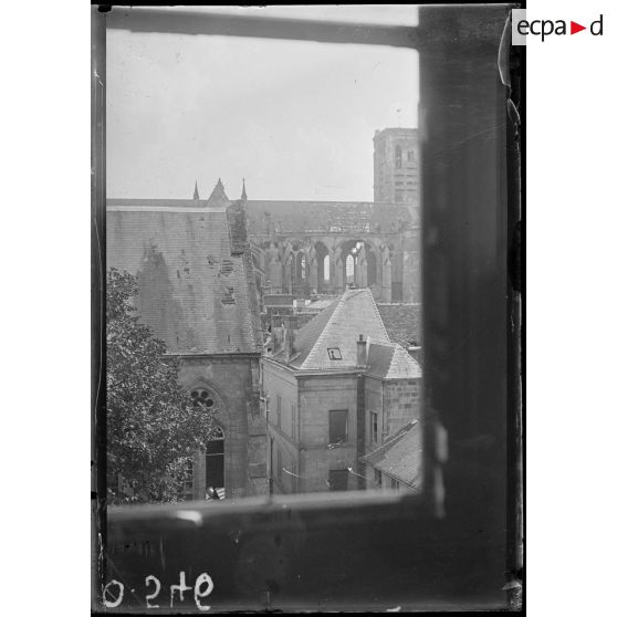 Soissons. Les toitures hautes de la cathédrale. [légende d'origine]
