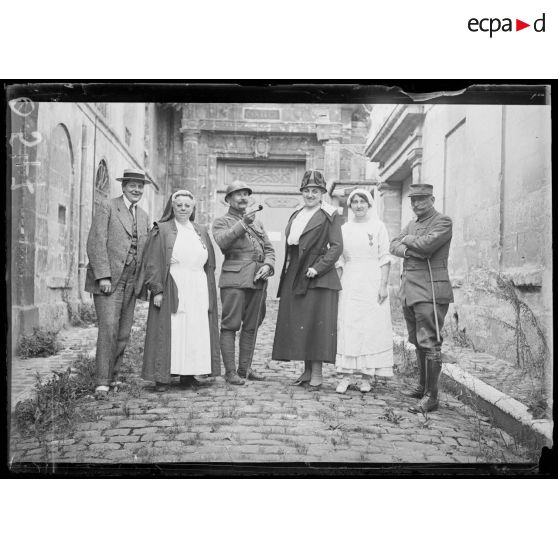 [Dans une rue de Soissons, Mr et Mme Huard, Mme Macherez et Melle Sellier.]