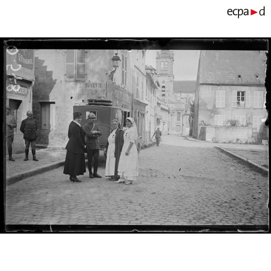 Soissons. Dans une rue, Mmes Huard et Macherez et Melle Sellier. [légende d'origine]
