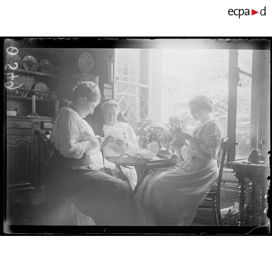 Soissons. Mmes Huard et Macherez et Melle Sellier executent des travaux de couture. [légende d'origine]