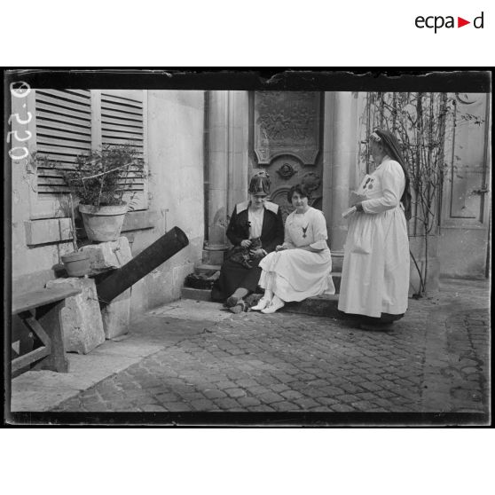 Soissons. Mmes Huard et Macherez et Melle Sellier. [légende d'origine]