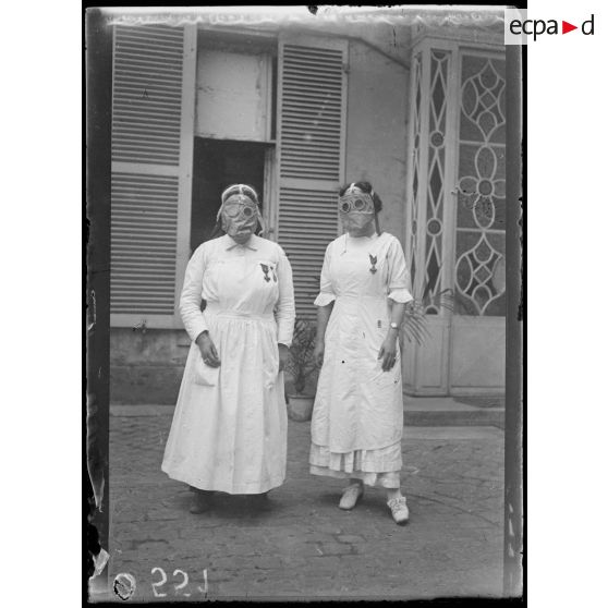 Soissons. Mme Huard et Mlle Sellier munies du masque contre les gaz. [légende d'origine]
