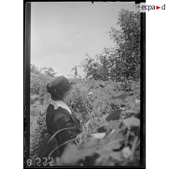 Soissons. Mme Huard dans un boyau creux dans la ville. [légende d'origine]