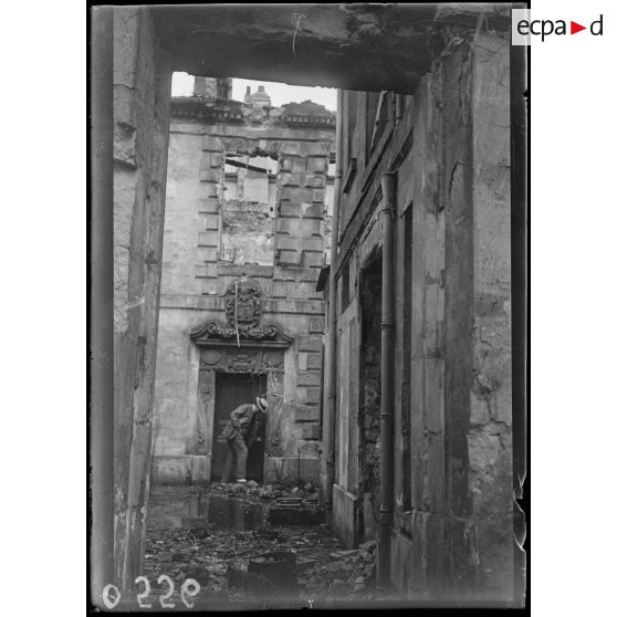 [Mr Huard devant une façade en ruines dans la ville de Soissons.]