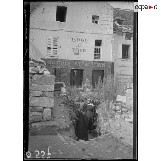 [Mme Huard et Mlle Sellier entrent dans un boyau creux, dans la ville de Soissons.]