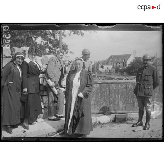 Soissons. Sur le pont des anglais, Mmes Huard, Macherez, Mlle Sellier et Mr Huard. [légende d'origine]