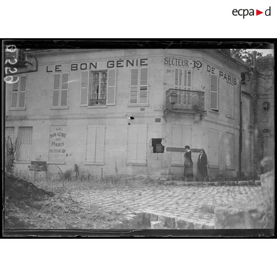 Soissons. Trou d'obus dans une maison. [légende d'origine]