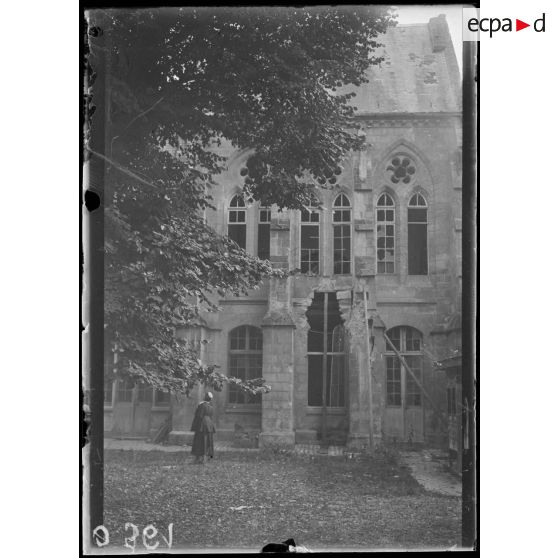 Soissons. Trou d'obus dans le collège. [légende d'origine]