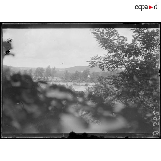 Soissons. Vue prise de l'ancien évêché sur les lignes allemandes. [légende d'origine]