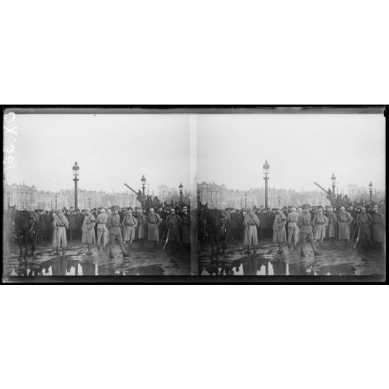 Paris. Visite de SM le roi d’Italie, la foule et les troupes du service d’ordre place de la Concorde. [légende d'origine]