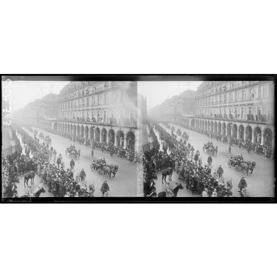 Paris. Visite de SM le roi d’Italie, le cortège officiel passe rue de Rivoli. [légende d'origine]
