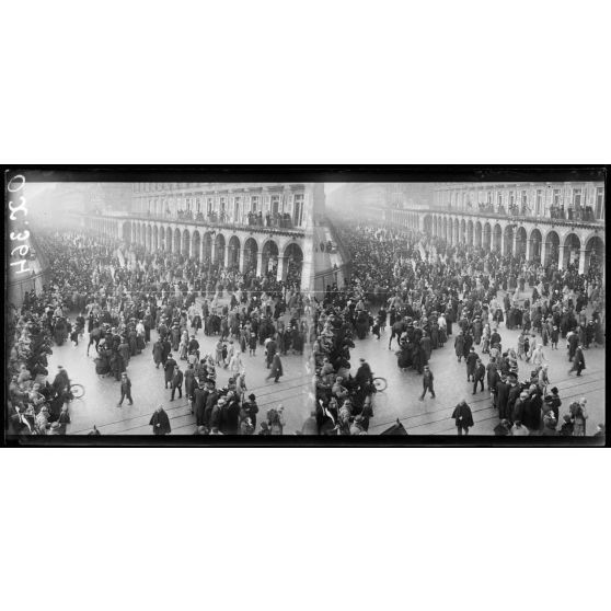 Paris, visite du roi d'Italie, la foule rue de Rivoli après le passage du cortège. [légende d'origine]