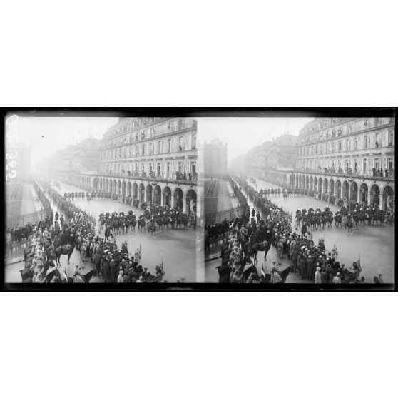 Paris, visite de SM le roi d’Italie. Le cortège passe rue de Rivoli. [légende d'origine]