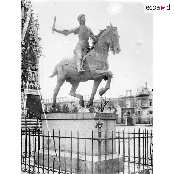 La statue équestre de Jeanne d'Arc. [légende d'origine]