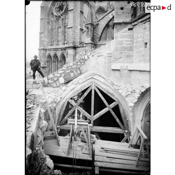 Ruines de la cathédrale de Châlon-sur-Marne. [légende d'origine]