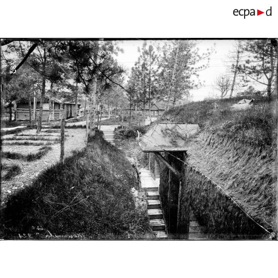 Ancien camp de troupes russes. [légende d'origine]