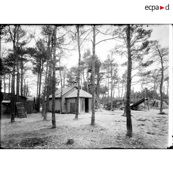 Chapelle dans l'ancien camp de troupes russes. [légende d'origine]