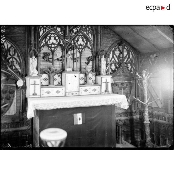 Chapelle dans l'ancien camp de troupes russes. [légende d'origine]