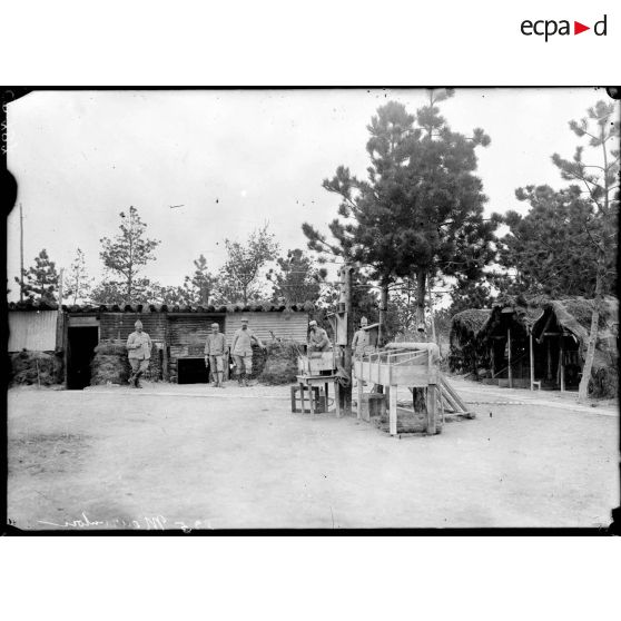 L'hôtel du "Marmitage" dans l'ancien camp de troupes russes. [légende d'origine]