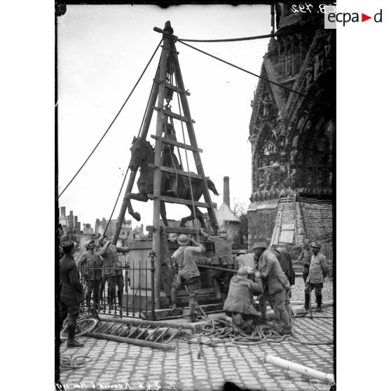 Enlèvement de la statue de Jeanne d'Arc. [légende d'origine]