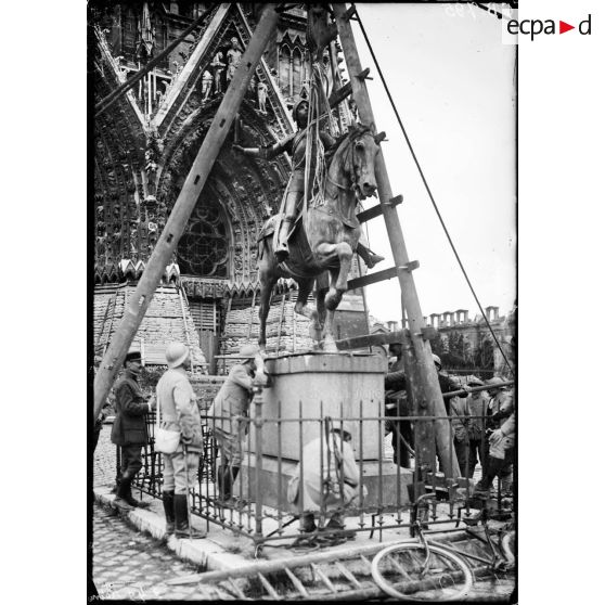 Enlèvement de la statue de Jeanne d'Arc. [légende d'origine]