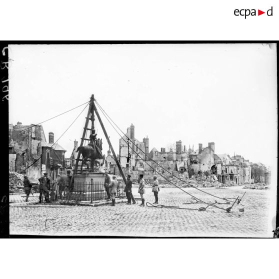 Enlèvement de la statue de Jeanne d'Arc. [légende d'origine]