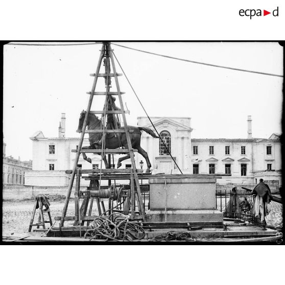 Enlèvement de la statue de Jeanne d'Arc. [légende d'origine]