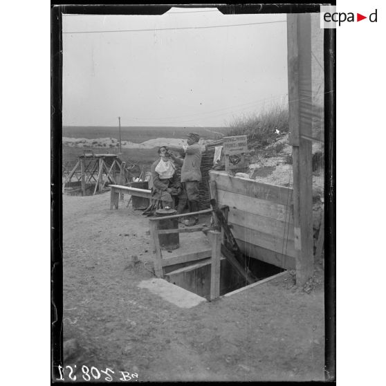 Près de Reims, Marne, secteur de la Butte de tir. Le barbier. [légende d'origine]