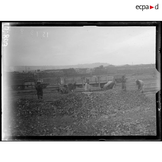 Breuil, Marne. Kabyles chargeant des pierres. [légende d'origine]