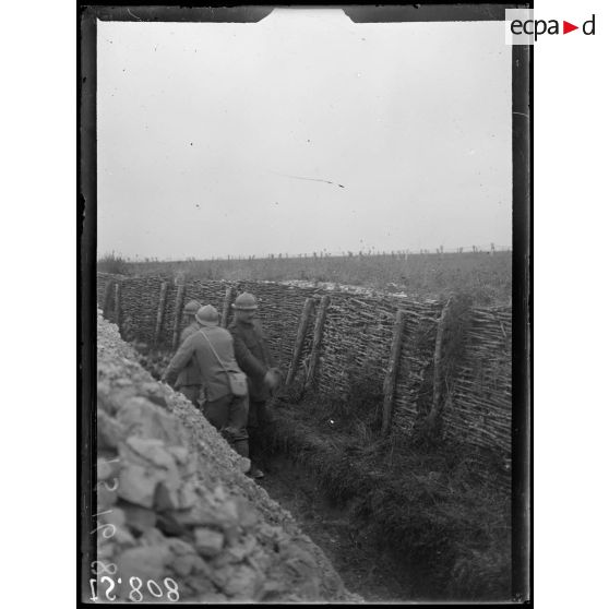 Près de Reims, Marne, secteur de la Butte de tir. Claies en place dans une tranchée. [légende d'origine]