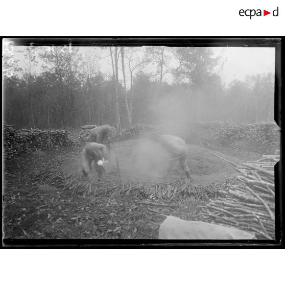 Pourcy (Marne). Fabrication du charbon de bois. On retire le charbon de la meule éteinte. [légende d'origine]