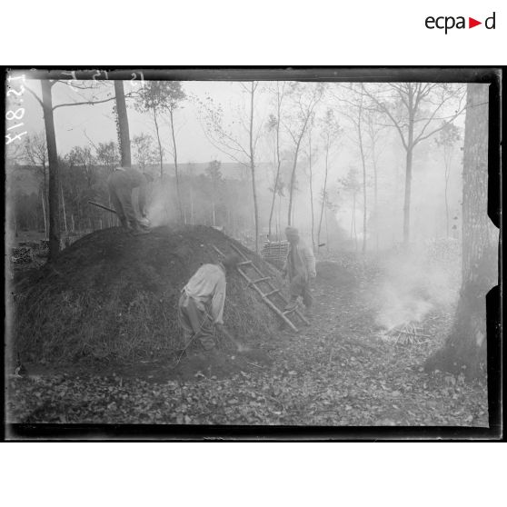 Pourcy (Marne). Fabrication du charbon de bois. Mise à feu d'une meule. [légende d'origine]