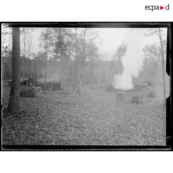 Pourcy (Marne). Fabrication du charbon de bois.Meule en ignition. [légende d'origine]