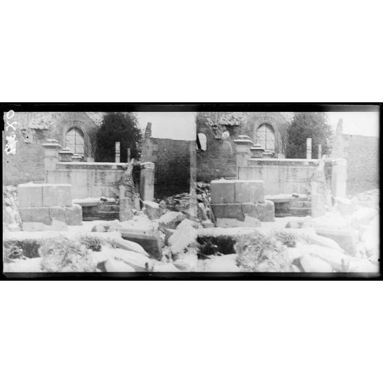 Orvillers-Sorel (Oise), tombes profanées par les Allemands. [légende d'origine]