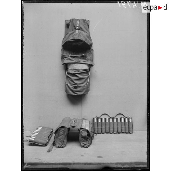 Paris, jardin d'Acclimatation. Chenil militaire, harnachements. Sacoche pour porter la soupe, cartouchières pour munitions de mitrailleuses et de canons de 37 mm (ouvert). [légende d'origine]