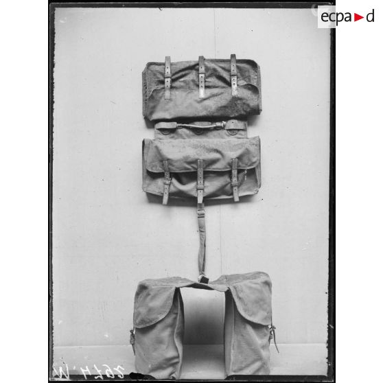 Paris, jardin d'Acclimatation. Chenil militaire, harnachement. Sacoche pour porter la soupe, les cartouchières et les obus de 37mm. [légende d'origine]