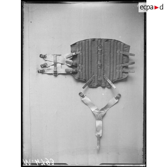 Paris, jardin d'Acclimatation. Chenil militaire, harnachements. Harnais pour chien. [légende d'origine]