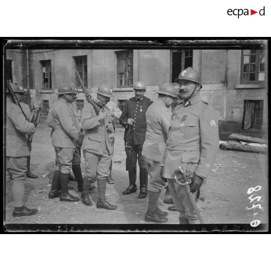 Soissons. Caserne Charpentier. Après la remise de décorations. [légende d'origine]