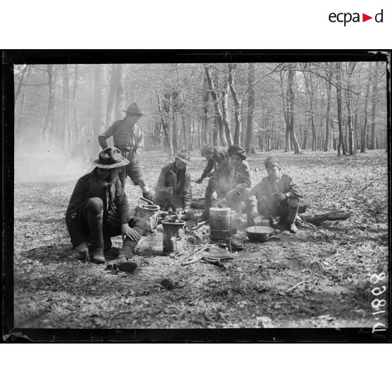 Achères, Yvelines, camp des Boys Scouts. Les cuisiniers. [légende d'origine]