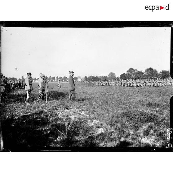 Revue des troupes par le général Gouraud. [légende d'origine]