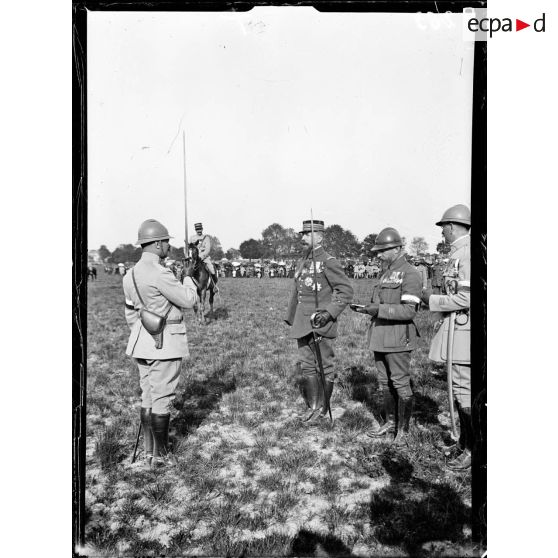 Revue des troupes par le général Gouraud. [légende d'origine]