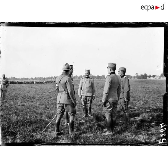 Revue des troupes par le général Gouraud. [légende d'origine]