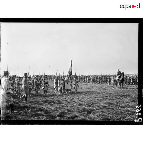 Revue des troupes par le général Gouraud. [légende d'origine]