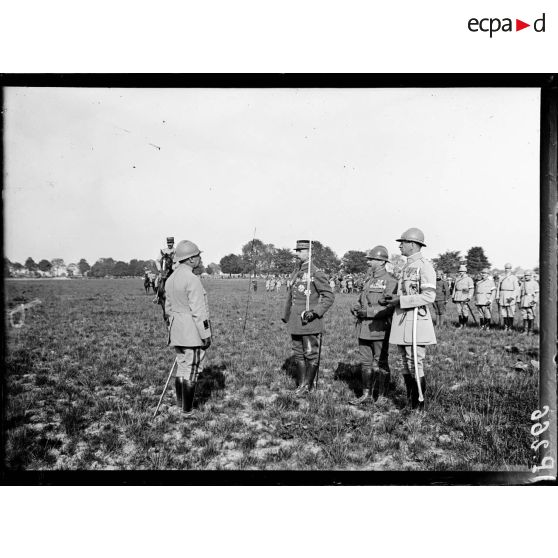 Revue des troupes par le général Gouraud. [légende d'origine]